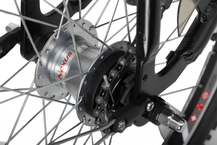Применение втулки ShimanoNexus 5 позволяет забыть о недостатках традиционной трансмиссии. Механизм переключения передач расположен в корпусе задней втулки, абсолютно герметичен и не требует обслуживания. Переключение скоростей происходит быстро и бесшумно